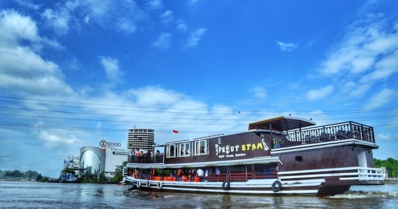 Kapal Wisata Pesut Etam, Susur Sungai Mahakam Menikmati Keindahan Kota Samarinda