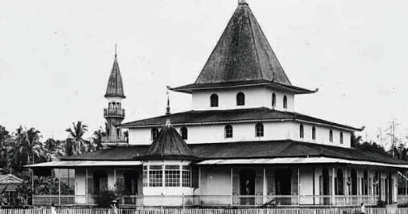 Sejarah Masjid Agung Al-Karomah