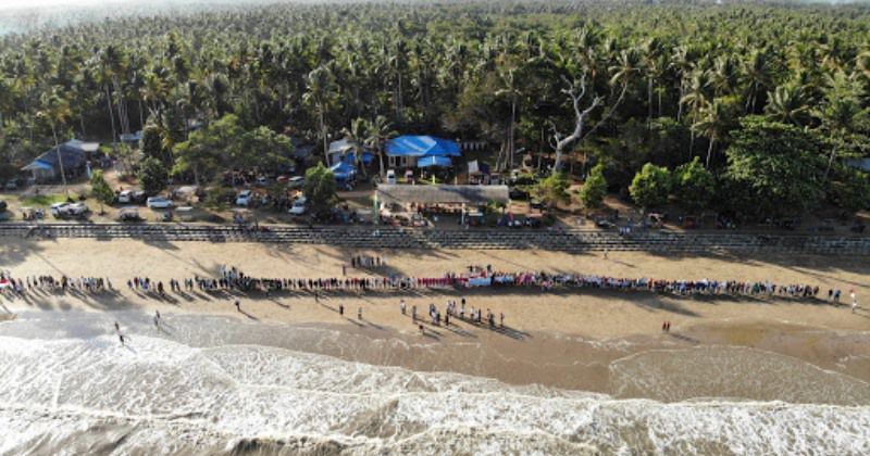 Asyiknya liburan di Pantai Tanjung Jumlai