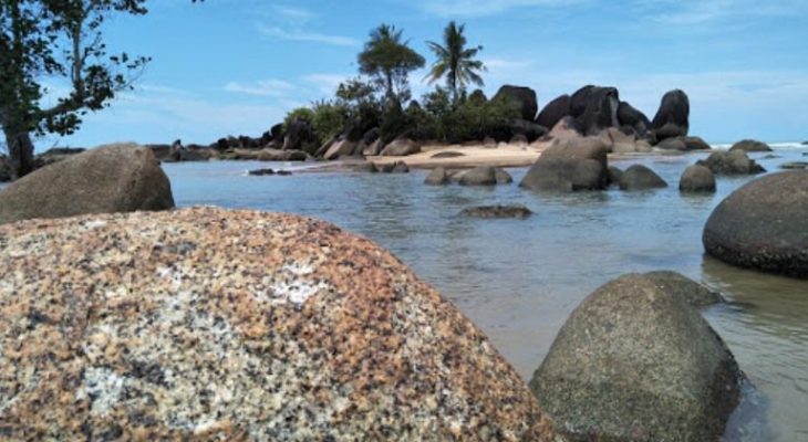 Pantai Paloh, Pantai Cantik dengan Panorama Alam yang Memukau di Sambas
