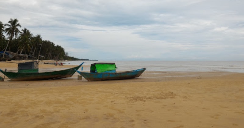 Wisata Pantai Tanah Hitam yang Mempesona Di Sambas