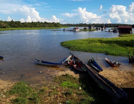 Pesona Danau Barong, Destinasi Wisata Alam Hits di Kutai Barat