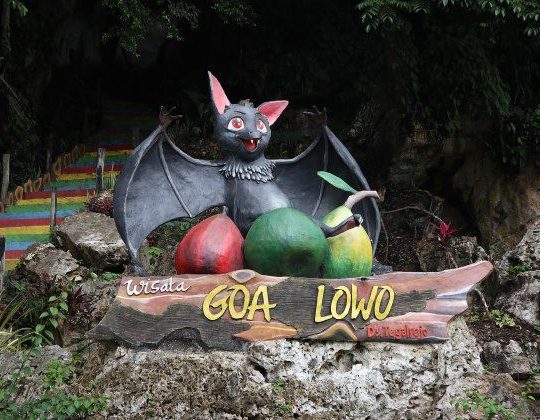 Goa Lowo, Objek Wisata Alam yang Dilengkapi Beragam Wahana Bermain di Kotabaru
