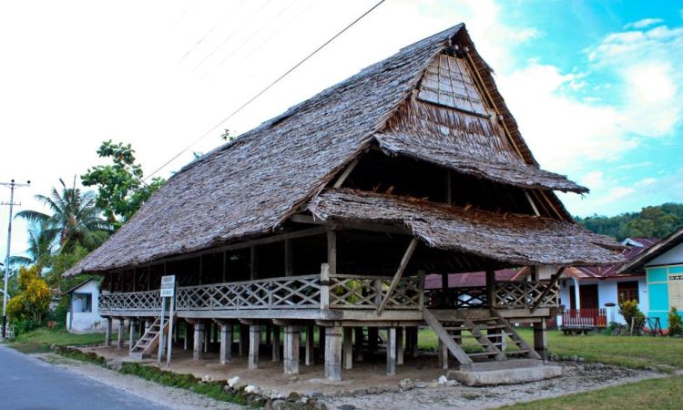 Rumah Adat Baileo – Fakta, Filosofi & Keunikan Rumah Adat Maluku