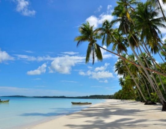 Keindahan Pantai Ngurbloat di Maluku, Pantai Pasir Putih Terhalus di Dunia