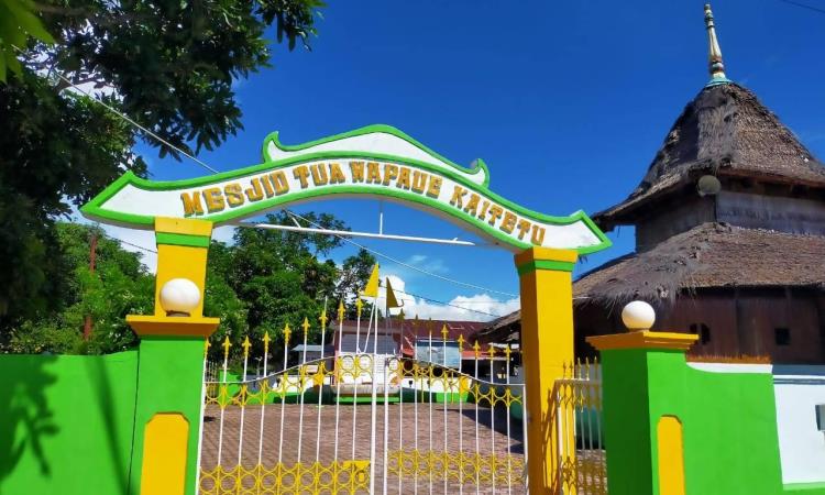 Lokasi Wisata Religi Masjid Wapauwe Di Maluku