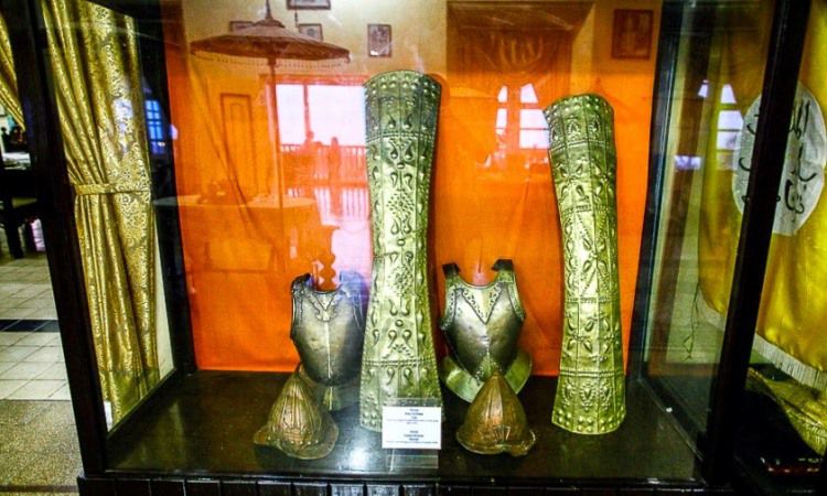 Koleksi Di Wisata Sejarah Kedaton Sultan Di Ternate