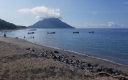 Pantai Tobololo, Pantai Cantik Berlatar Gunung Nan Menawan di Ternate