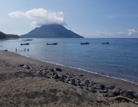 Pantai Tobololo, Pantai Cantik Berlatar Gunung Nan Menawan di Ternate