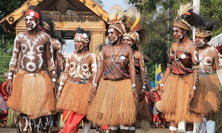 6 Pakaian Adat Papua & Keunikannya