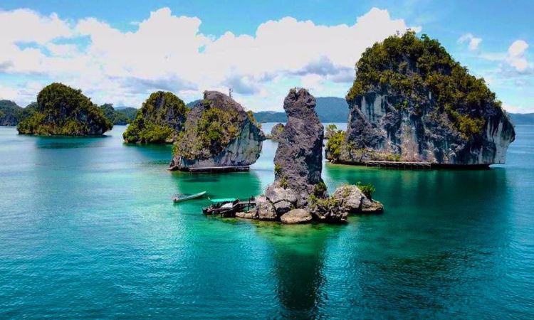 Teluk Kabui, Panorama Alam Eksotis yang Mampu Memikat Hati di Raja Ampat -  Papua ID