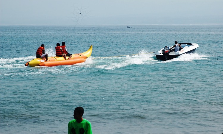 Menjelajah Pantai Sanrobengi Hingga Menjajal Banana Boat