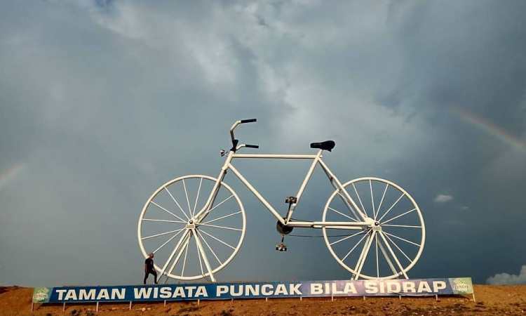 Spot Foto Ikonik, Sepeda Raksasa Yang Menarik Perhatian
