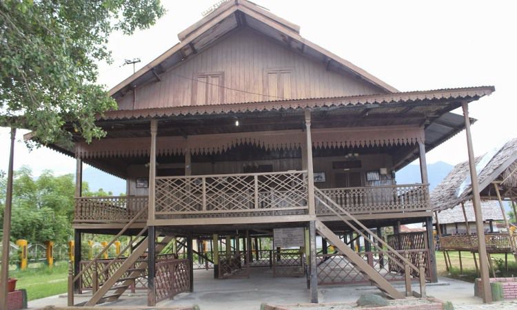 Rumah Adat Souraja Sulawesi Tengah