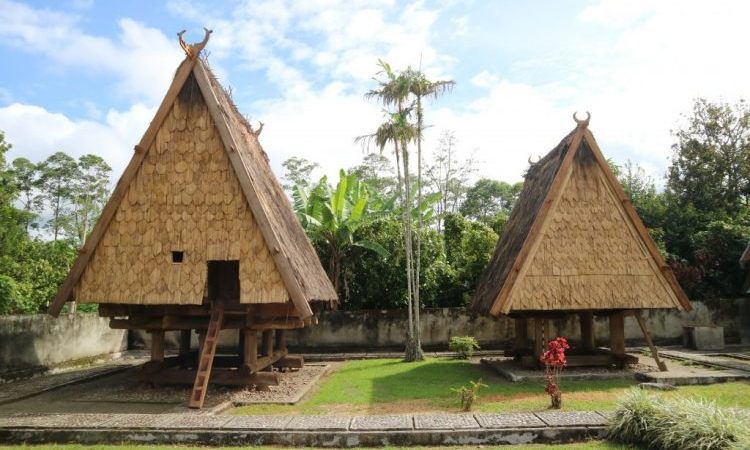 Rumah Adat Tambi Sulawesi Tengah