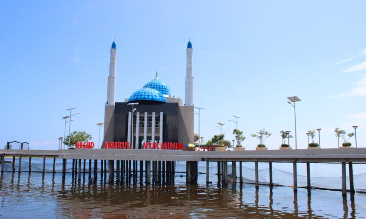 Masjid Amirul Mukminin, Masjid Apung di Pantai Losari Makassar