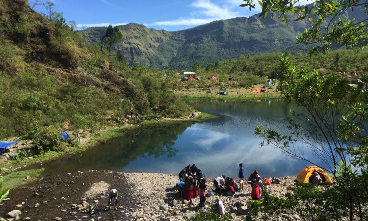 10 Danau di Atas Gunung Paling Angker di Indonesia