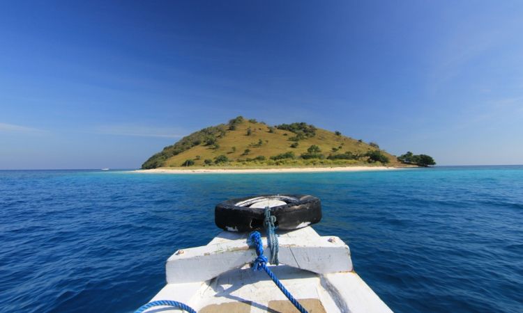 Keindahan Alam di Pulau Manado Tua