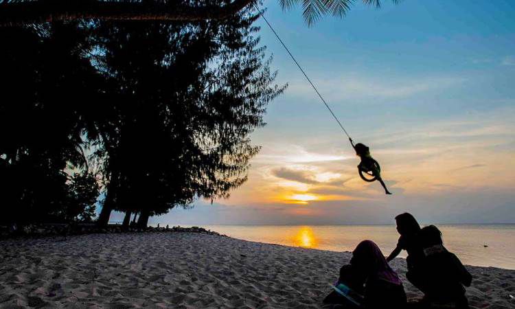 Pantai Cemara yang Terletak di Dekat Sombu Dive