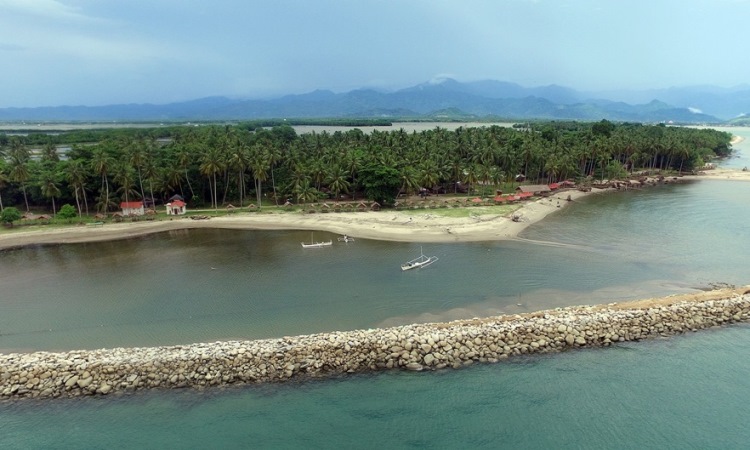 Menikmati Keindahan Alam Pantai Mampie di Polewali Mandar