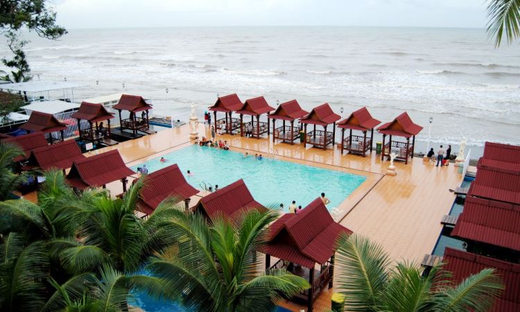 Fasilitas yang Tersedia di Pantai Sampulungan