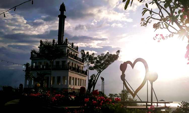 Keunggulan di Tugu Perdamaian