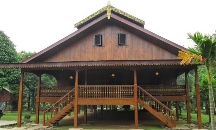 Rumah Adat Suku Kaili – Fakta, Filosofi & Keunikannya