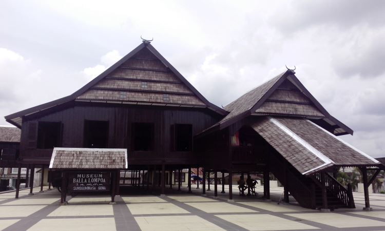 Rumah Adat Suku Makassar