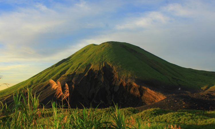 Gunung Lokon, Menikmati Pemandangan Kawah Belerang Aktif di Tomohon