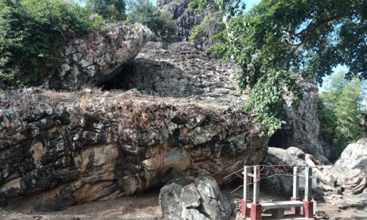 Goa Batu Ejayya Yang Unik Dan Megah di Bantaeng