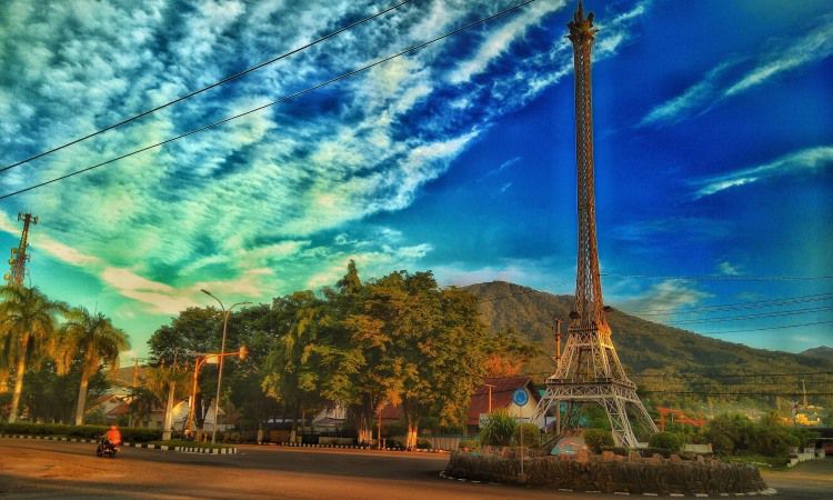 Wisata Miniatur Menara Eiffel Yang Menawan Dan Menarik Di Bitung