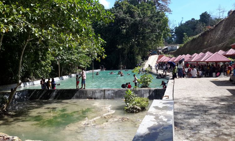 Kegiatan Menarik di Permandian Kabura Burana