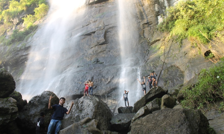 Aktivitas Seru Air Terjun Tattungo
